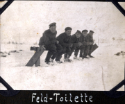 Soldaten der Heer beim Besuch der Feldtoilette im Schnee während des Ersten Weltkriegs