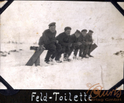 Soldaten der Heer beim Besuch der Feldtoilette im Schnee während des Ersten Weltkriegs