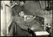 Soldaten der Fernsprechabteilung bei der Kommunikation im Ersten Weltkrieg