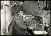 Soldaten der Fernsprechabteilung bei der Kommunikation im Ersten Weltkrieg