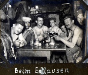 Geselliges Beisammensein von Soldaten im Jahr 1919 in einem provisorischen Unterstand