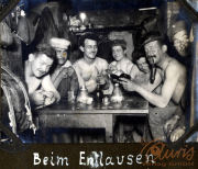 Geselliges Beisammensein von Soldaten im Jahr 1919 in einem provisorischen Unterstand