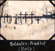 Soldatenfriedhof in Nurly während des Winters mit schneebedeckten Grabsteinen