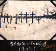 Soldatenfriedhof in Nurly während des Winters mit schneebedeckten Grabsteinen