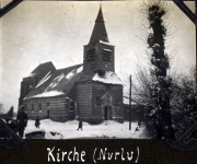 Kirche in Nurlu während des Winters mit Schnee und frostigen Bäumen