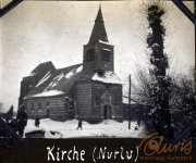 Kirche in Nurlu während des Winters mit Schnee und frostigen Bäumen