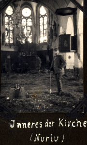 Soldaten bei der Arbeit im Inneren einer Kirche in Nurlu während der Heer-Operationen