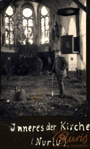 Soldaten bei der Arbeit im Inneren einer Kirche in Nurlu während der Heer-Operationen