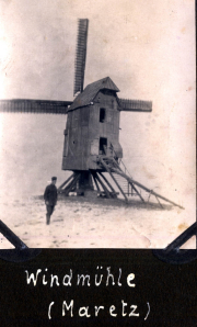 Historische Windmühle in Maretz mit einer Person aus der Heer-Abteilung im Hintergrund