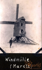 Historische Windmühle in Maretz mit einer Person aus der Heer-Abteilung im Hintergrund