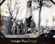 Soldaten der Fernspäher-Abteilung stehen vor einem zerstörten Gebäude in der freien Natur
