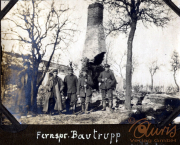 Soldaten der Fernspäher-Abteilung stehen vor einem zerstörten Gebäude in der freien Natur