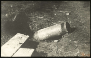 Bild eines herumliegenden Geschosses in einem Militärgebiet während des Ersten Weltkriegs