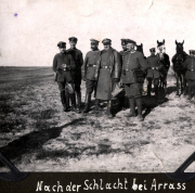Nach der Schlacht bei Arras: Soldaten und Offiziere auf dem Schlachtfeld in der Nachkriegszeit