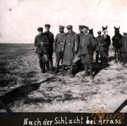 Nach der Schlacht bei Arras: Soldaten und Offiziere auf dem Schlachtfeld in der Nachkriegszeit