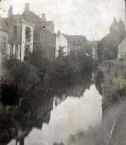 Historische Stadtansicht mit einem ruhigen Kanal und alten Gebäuden in einer Dämmerstimmung