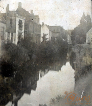 Historische Stadtansicht mit einem ruhigen Kanal und alten Gebäuden in einer Dämmerstimmung
