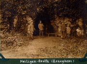 Soldaten der Fernspähabteilung 199 vor der Heiligen-Grotte in Erneghem