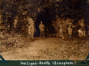 Soldaten der Fernspähabteilung 199 vor der Heiligen-Grotte in Erneghem