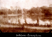 Spaziergang am Schloss Erneghem an einem ruhigen Tag am Wasser