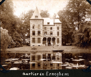 Historische Villa am Ufer eines ruhigen Teichs in Erneghem um 1900