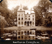 Historische Villa am Ufer eines ruhigen Teichs in Erneghem um 1900