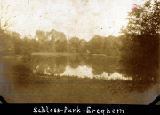 Schlosspark Erechem mit ruhigem Teich und dichter Baumlandschaft in der Umgebung