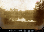 Schlosspark Erechem mit ruhigem Teich und dichter Baumlandschaft in der Umgebung