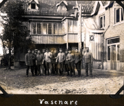 Soldaten der Heer-Abteilung stehen vor einem historischen Gebäude in Vasenare, während der Fernspähdient aktiv im Einsatz ist