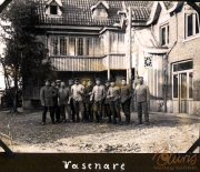 Soldaten der Heer-Abteilung stehen vor einem historischen Gebäude in Vasenare, während der Fernspähdient aktiv im Einsatz ist