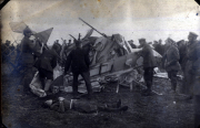 Absturz eines Militärflugzeugs während des Ersten Weltkriegs auf einem Schlachtfeld