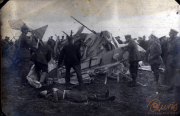 Absturz eines Militärflugzeugs während des Ersten Weltkriegs auf einem Schlachtfeld
