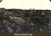 Soldaten erkunden eine zerstörte Landschaft in einem Geisterdorf während des Krieges