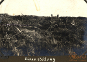 Soldaten erkunden eine zerstörte Landschaft in einem Geisterdorf während des Krieges
