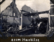 21 cm Haubitze in einer zerstörten Umgebung während des Ersten Weltkriegs