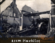 21 cm Haubitze in einer zerstörten Umgebung während des Ersten Weltkriegs