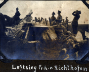 Luftsieg über feindlichem Gebiet mit Truppen und Wrackteilen von Flugzeugen