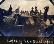 Luftsieg über feindlichem Gebiet mit Truppen und Wrackteilen von Flugzeugen