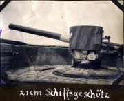 Historisches 21 cm Schiffsgeschütz auf einem deutschen Kriegsschiff während des Ersten Weltkriegs in einem Hafen