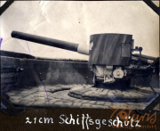 Historisches 21 cm Schiffsgeschütz auf einem deutschen Kriegsschiff während des Ersten Weltkriegs in einem Hafen