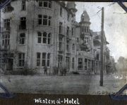 Westend-Hotel im Jahr 1919 mitSoldaten und historischem Straßenbild