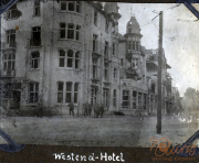 Westend-Hotel im Jahr 1919 mitSoldaten und historischem Straßenbild
