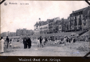 Strandansicht von Westende mit Strandkörben und Badegästen während der Zeit der Kriege