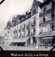 Historisches Westend-Hotel in der Nähe des Krieges mit kunstvollen Architekturmerkmalen