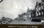 Westend-Promenade mit historischen Gebäuden und ruhiger Atmosphäre am Meer