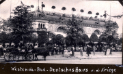 Belebtes Westende-Bad mit dem Deutschen Haus während der Kriege