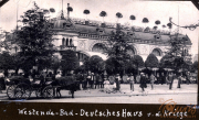 Belebtes Westende-Bad mit dem Deutschen Haus während der Kriege