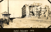 Zerstörtes Hotel Bellevue 1917 während des Ersten Weltkriegs in einem verwüsteten Gebiet