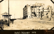 Zerstörtes Hotel Bellevue 1917 während des Ersten Weltkriegs in einem verwüsteten Gebiet