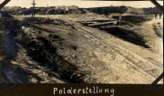 Militärische Polderstellung in der Heer-Region mit Schienenverlauf und befestigten Stellungen